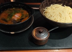 Fideos tsukemen al estilo Hakata con sabor a mentaiko.