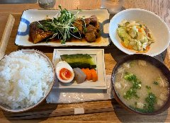 ぬか漬け付きの健康的な定食