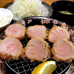 돼지 고기 고기를 저온에서 튀겨 부드럽고 부드럽게.