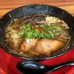 臭みのない、あっさりとした豚骨スープの豚骨ラーメン