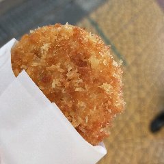 屠夫制作的肉末炸丸子