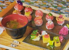 手毬寿司風の肉寿司。おばんざい5種付き。