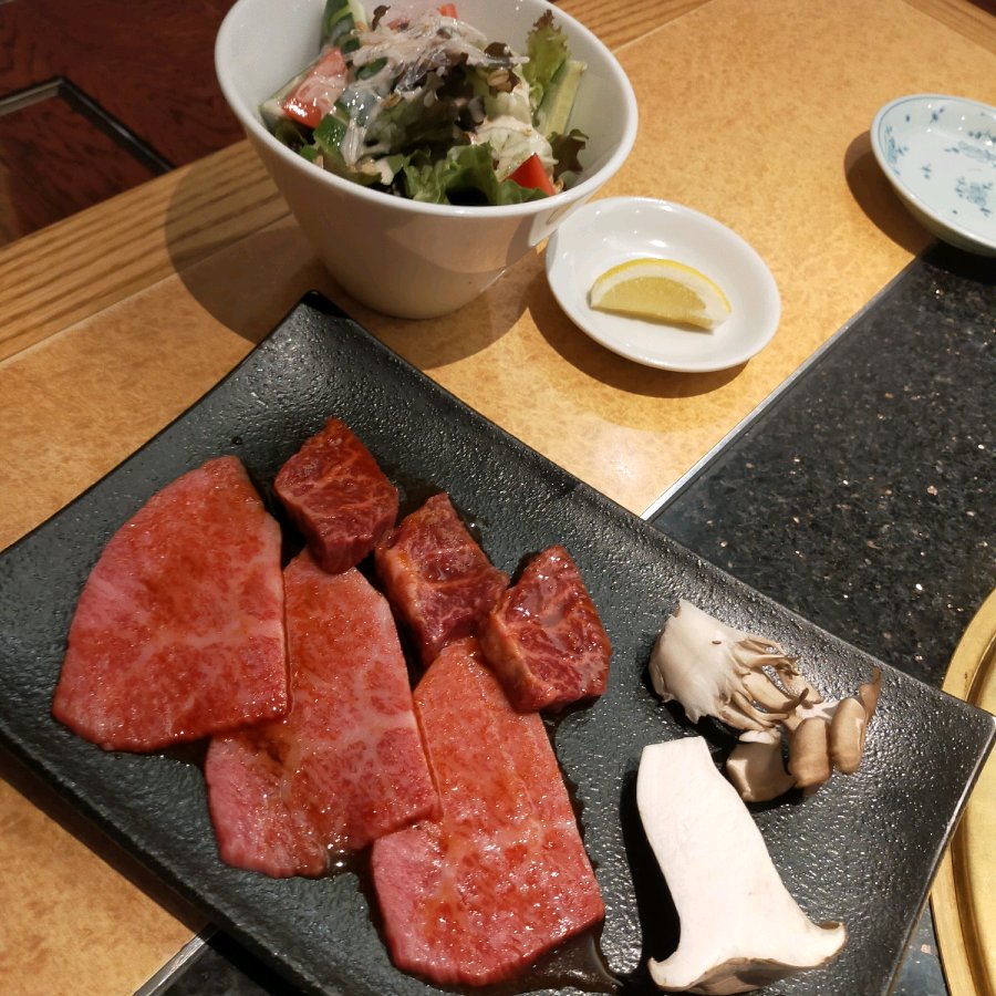 Yakiniku comido con salsa