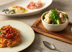 メイン、サラダ、2種類の副菜を選べるイタリアンディナー