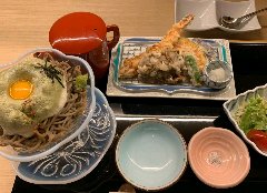 抹茶と山芋のムースが乗った蕎麦の定食