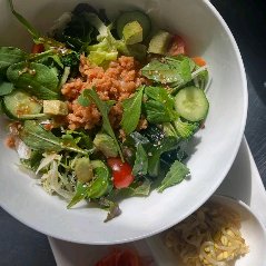 월별로 변경될 수 있다. 샐러드와 콩을 담백한 드레싱으로.