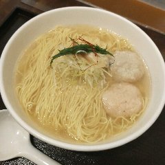 魚のアラを丁寧に炊き上げたスープの塩ラーメン