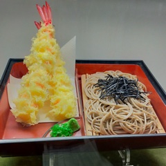 Soba con tempura de gambas grandes.