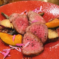 噛むほどに肉の旨味を感じられる。赤ワインと合う