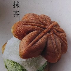 こし餡入りのもみじ饅頭でアイスクリームをサンド