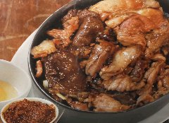 鉄鍋で食べるニンニク醤油すき焼き