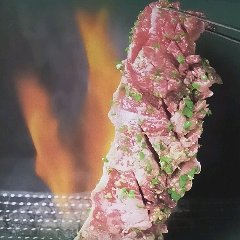 ピリ辛ダレに揉み込んだ巨大ハラミ