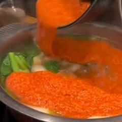 Motsu nabe（毛越火锅），汤汁浓郁，配以秘制明太子山药。