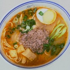 胡麻の香りが豊かな牛骨スープにラー油が合う。