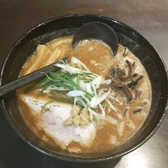 Miso ramen with slightly thick bamboo shoots, chashu, ginger, and green onions