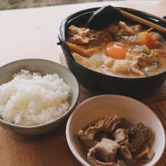 ほうとうを食べながらもつ煮をつまみ、余ったスープはごはんにかける