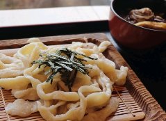 차갑고 쫄깃쫄깃한 면을 쯔케멘처럼 츠케멘 국물에 찍어 먹는다.