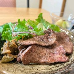 黒毛和牛の牛タンを厚切りで提供