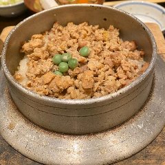 Comida tradicional de Torigin de cinco platos con pollo.