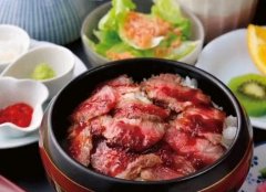 飛騨牛を、薬味と共にたべたり、出汁をかけてスープご飯にできる