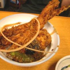 大きいアナゴが入っている天丼