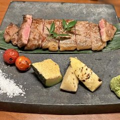 神戸牛ステーキの他、天ぷらやもつ鍋も楽しめるハラールのコース料理