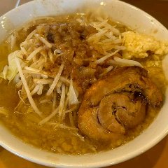 少食男子向け200g。トロトロ背脂と濃いスープの二郎系ラーメン。