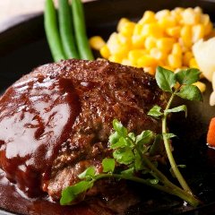 肉汁たっぷりのハンバーグ