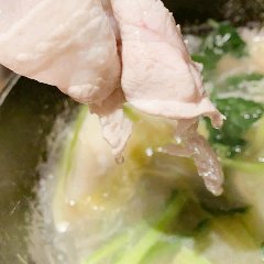 鶏ガラを何時間も煮込んだスープと、野菜、伊達さくらポークの鍋