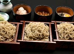 とろろ、なめこ、大根おろしの食べ方を食べ比べできる蕎麦定食