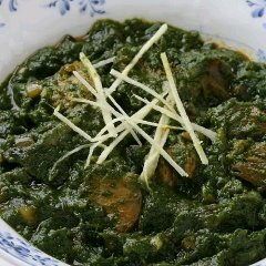 大豆ミート入りのヘルシー&スパイシーなほうれん草カレー。