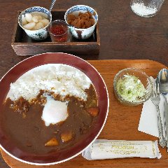 懐かしい感じのカレー。甘口に近い辛さ。