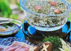 水晶で作られた鍋で、あおさ出汁のしゃぶしゃぶ。