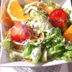 ハーブやフルーツ入りの日替わりサラダ。前菜として。