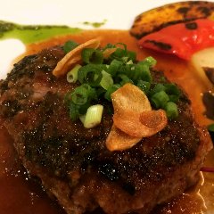 醤油ベースの特製ソースで食べるラム肉100%のハンバーグステーキ