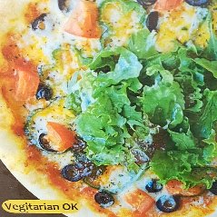 複数の野菜でアレンジされたピザ