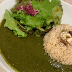 何種類ものスパイスをブレンドしたほうれん草のカレー。玄米とも合う