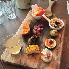 カラフルな野菜プレートに、スープ&メイン料理が付く。