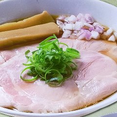 低温でじっくり香りを移した特製生姜油。香り高いスープの中華そば