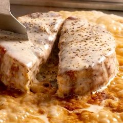 お好み焼きに、濃厚チーズを合わせた鉄板焼