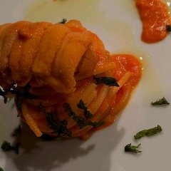 신선한 우니가 올라간 세련된 파스타