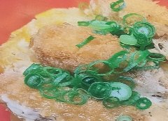 牡蠣フライが乗った、親子丼みたいな丼