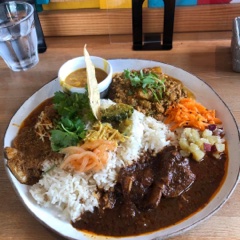 3種のカレーと、副菜が乗ったカレー