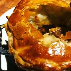 パイ生地をザクザクして食べるビーフシチュー