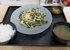 那天是苦瓜、豆腐、肉和豆芽的炒菜。