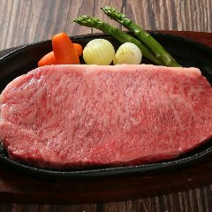 飛騨牛を使った贅沢なサーロインステーキ