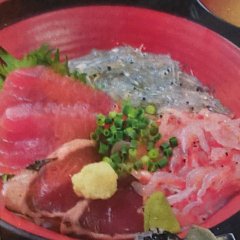 Kaisen-don (seafood bowl) topped with seafood from Suruga Bay, including sakura ebi (sakura shrimp)