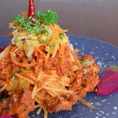 大豆を赤ワインで煮込みお肉のような食感にしたヴィーガンパスタ