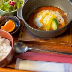 토마토 소스, 치즈 토핑을 얹은 뜨거운 햄버그스테이크