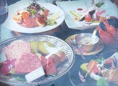 宮崎牛の厳選ヘレ(100g)か厳選ロース(120g)付き。
